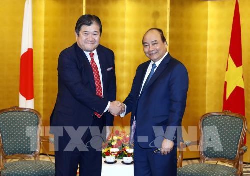 Prime Minister Nguyen Xuan Phuc (R) and Tatsuo Yasunaga, President and CEO of Mitsui & Co Ltd. (Photo: VNA)