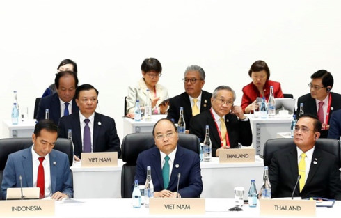 Prime Minister Nguyen Xuan Phuc (front row, middle) at the third session on sustainable development