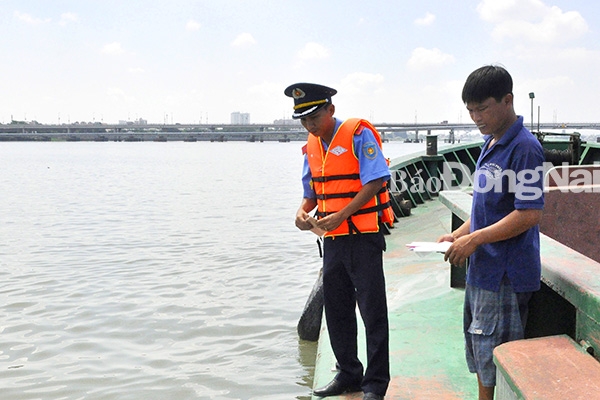 Lực lượng Thanh tra giao thông (Sở Giao thông - vận tải) kiểm tra tàu, thuyền lưu thông trên sông Đồng Nai