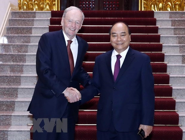 Prime Minister Nguyen Xuan Phuc (R) receives former Canadian Prime Minister Jean Chrétien