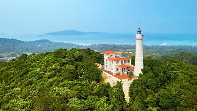 Co To lighthouse, a must-see tourist site in Co To Island