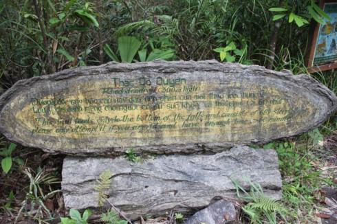 A stele introduces Do Quyen waterfall at the entrance. (Photo: Thu Hang/VOV)