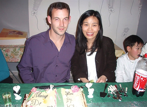 Duong Hoang Thanh Hieu, 44, and her French husband, Viennot, 40__Photo: Internet