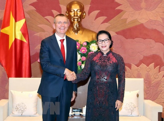 Chairwoman of the National Assembly Nguyen Thi Kim Ngan (right) and Latvian Foreign Minister Edgars Rinkevics