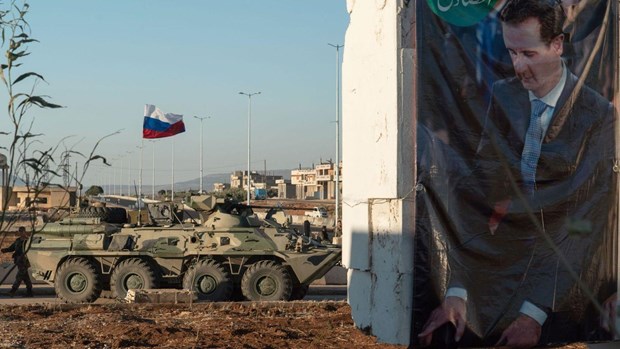 Xe bọc thép Nga hỗ trợ quân đội chính phủ Syria trong một chiến dịch quân sự. (Nguồn: news.sky.com)