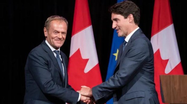 Chủ tịch Hội đồng châu Âu Donald Tusk và Thủ tướng Canada Justin Trudeau. (Nguồn: cbc.ca)