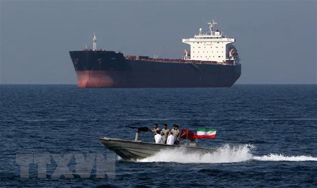 Binh sỹ Iran tuần tra gần một tàu chở dầu trên eo biển Hormuz ngày 30-4-2019. (Ảnh: AFP/TTXVN)