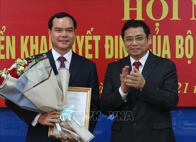 Đồng chí Phạm Minh Chính trao Quyết định của Ban Chấp hành Trung ương cho đồng chí Nguyễn Đình Khang. Ảnh: Dương Giang - TTXVN