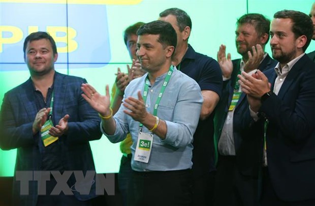 Tổng thống Ukraine Volodymyr Zelensky (giữa) phát biểu tại Kiev ngày 21-7 sau cuộc bầu cử Quốc hội trước thời hạn. Ảnh: (Nguồn: THX/TTXVN)