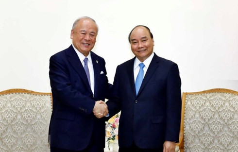 Prime Minister Nguyen Xuan Phuc (R) and special advisor to the Japan-Vietnam Friendship Parliamentary Alliance Tsutomu Takebe