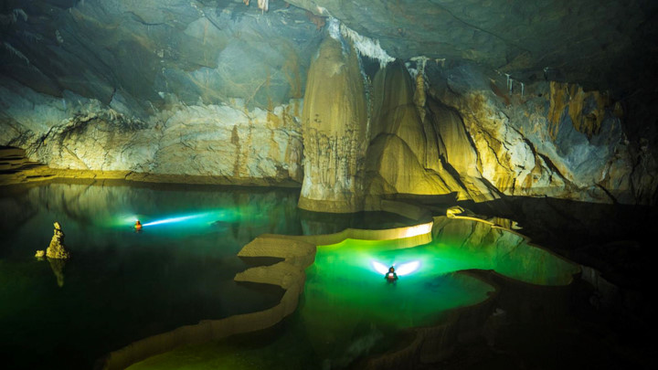 Visitors must swim for 100 metres in order to reach the gate of the cave and go camping there. Photo: CNN.