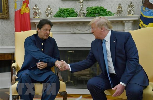 Tổng thống Mỹ Donald Trump (phải) và Thủ tướng Pakistan Imran Khan (trái) trong cuộc gặp tại Washington, DC, Mỹ. (Ảnh: AFP/TTXVN)