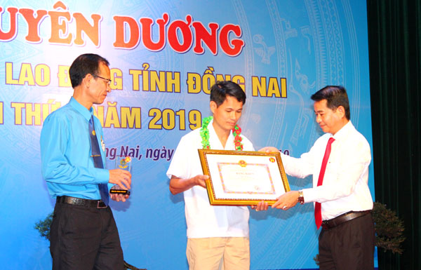 Trưởng ban Tuyên giáo Tỉnh ủy Thái Bảo tặng bằng khen cho công nhân tiêu biểu