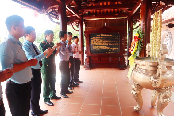 Dong Nai provincial leaders pay tribute to war martyrs