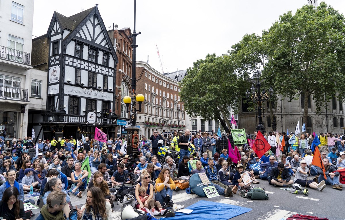 Biểu tình chống biến đổi khí hậu do phong trào Extinction Rebellion phát động tại London, Anh, ngày 15/7. (Ảnh: AFP/TTXVN)