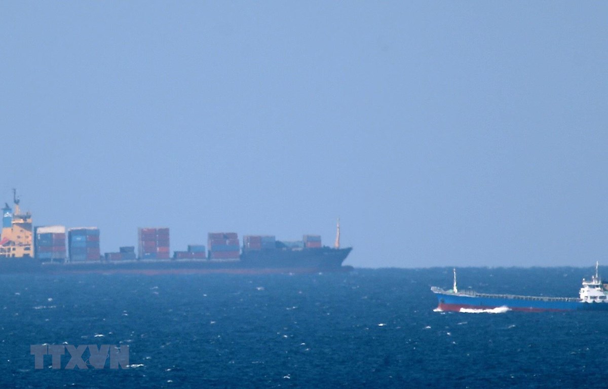 Tàu chở hàng tiến về Eo biển Hormuz ở ngoài khơi bờ biển Khasab, Oman. (Ảnh: AFP/TTXVN)