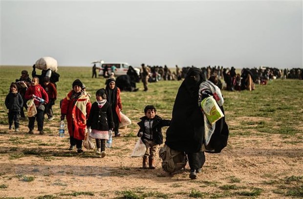 Phụ nữ và trẻ em Syria sơ tán khỏi các khu vực xung đột ở tỉnh Deir Ezzor, ngày 26-2-2019. (Ảnh: AFP/TTXVN)