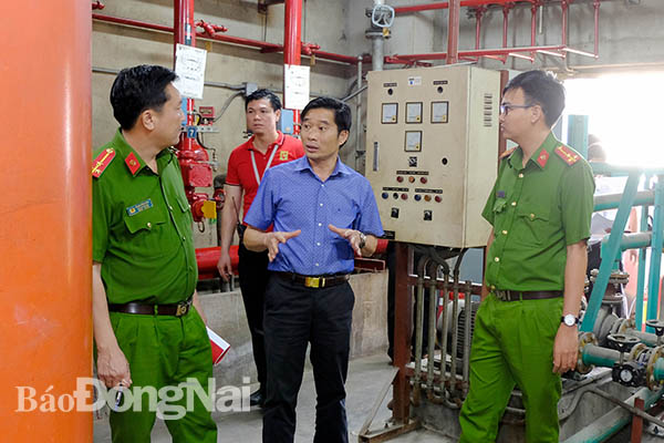 Cảnh sát phòng cháy, chữa cháy kiểm tra an toàn phòng cháy, chữa cháy tại Siêu thị BigC Đồng Nai. Ảnh: M.Thành