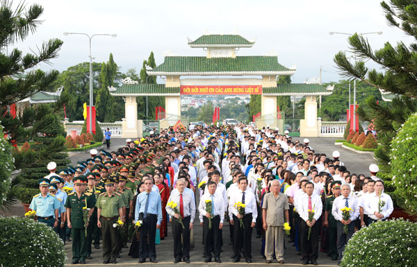 Province's leaders and representatives lay wreaths at martyrs cemetery on August 31.