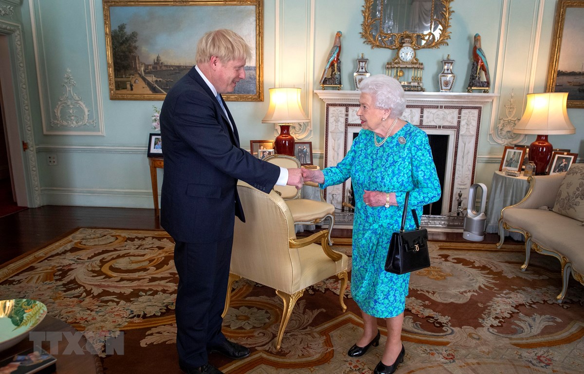 Tân Thủ tướng Boris Johnson diện kiến Nữ hoàng Elizabeth II tại Cung điện Buckingham ngày 24-7-2019. (Ảnh: AFP/TTXVN)