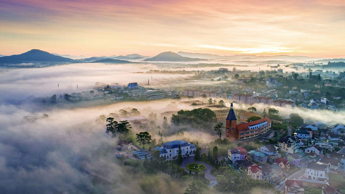   The third prize goes to ‘The mist’ by Tran Quang Anh from the central highlands of Lam Dong. According to the photographer, the best time to snap images of the mist and clouds above Da Lat is between April and June from 4:00am to 6:00am