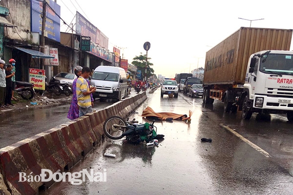 Hiện trường vụ tai nạn giao thông do xe máy chạy vào làn ô tô trên quốc lộ 51 vào ngày 17-6 khiến 2 người đi xe máy tử vong tại chỗ