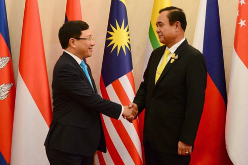 Vietnamese Deputy Prime Minister and Foreign Minister Pham Binh Minh (L) and Thai Prime Minister Prayut Chan-o-cha before attending the opening of the 52nd ASEAN Foreign Ministers’ Meeting (AMM-52) in Bangkok on July 31. (Photo:VNA)