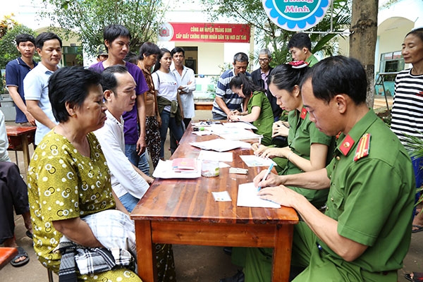 Công an huyện Trảng Bom xuống tận địa bàn làm chứng minh nhân dân cho người dân xã Thanh Bình