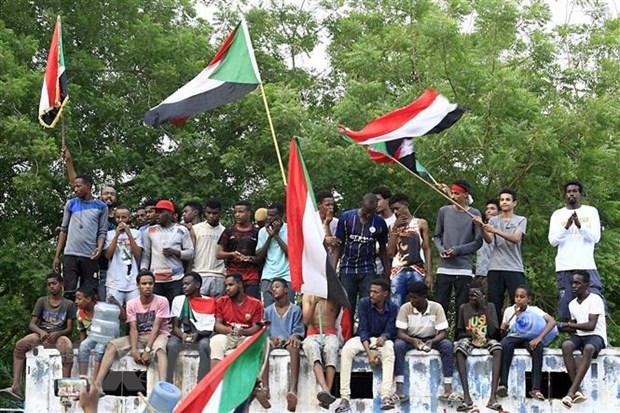 Người dân Sudan vui mừng sau khi của Hội đồng quân sự chuyển tiếp tại Sudan (TMC) và Liên minh tự do và thay đổi (FFC) đạt thỏa thuận về tuyên bố Hiến pháp, tại Khartoum ngày 3-8-2019. (Ảnh: THX/TTXVN)