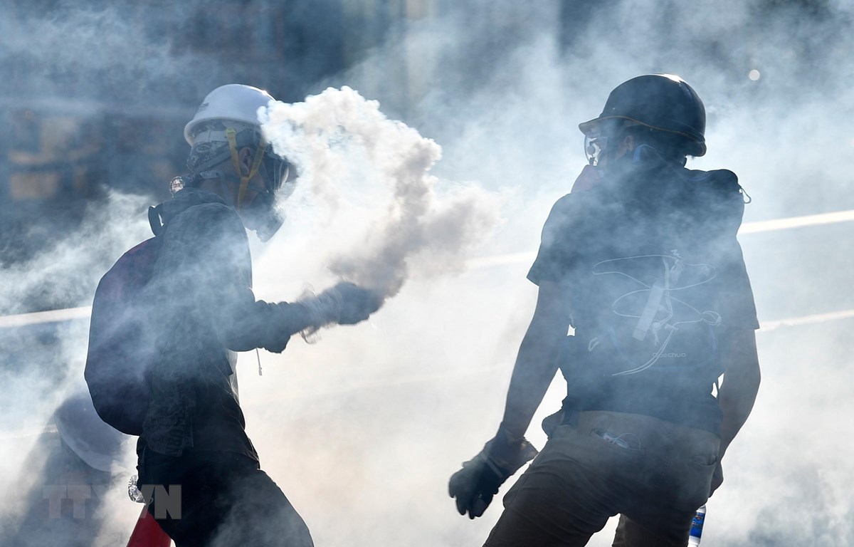 Người biểu tình bạo động tại Đặc khu hành chính Hong Kong (Trung Quốc) ngày 5-8. (Ảnh: AFP/TTXVN)