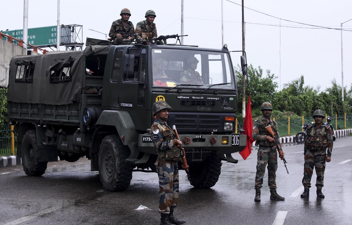 Binh sỹ Ấn Độ gác tại một tuyến phố ở Jammu ngày 5-8-2019. (Ảnh: AFP/TTXVN)