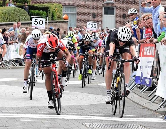 Nguyen Thi That (left) sprints to the second place at the 25th Erondegemse Pijl cycling tournament. (Photo: procyclingstats.com)