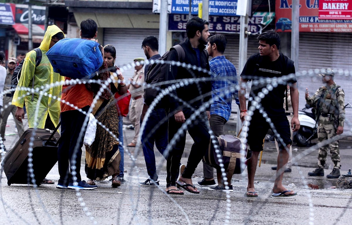 Người dân trên đường phố tại Jammu, ngày 5-8. (Ảnh: AFP/TTXVN)