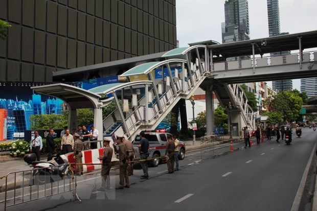 Cảnh sát điều tra tại hiện trường vụ nổ ở Bangkok của Thái Lan, ngày 2-8 vừa qua. (Ảnh: THX/TTXVN)