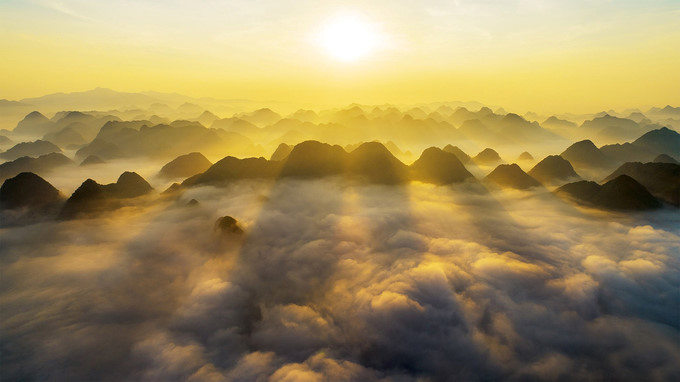   Visitors are able to savour the scenic views of white clouds from the mountain peaks of Bac Son