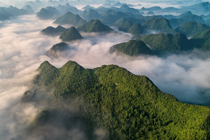   A photographer notes that as Na Lay mountain is situated at 400 metres above the sea levels, it is the best spot from which to take beautiful photos of Bac Son valley