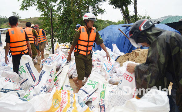 Dồn sức giúp dân khắc phục hậu quả lũ lụt