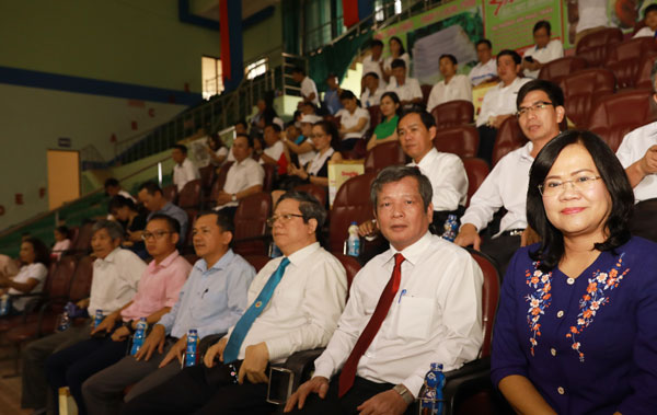 Lãnh đạo tỉnh, các đại biểu và ban tổ chức tham dự lễ khai mạc.