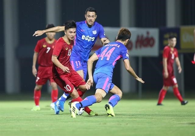 Martin Lo (No 10) of Vietnam's U22 team runs away from Hong Kong's Kitchee players during their friendly  on August 14. (Photo courtesy of VFF)