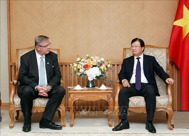 Deputy Prime Minister Trinh Dinh Dung (R) and General Director of Norway’s Scatec Solar company Raymond Carlsen