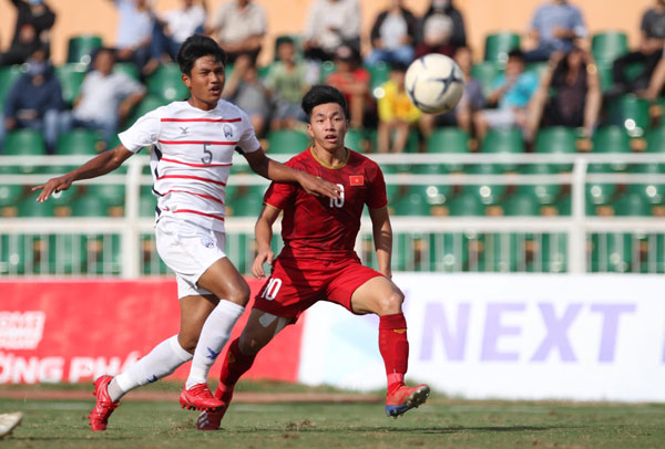 U.18 Việt Nam (áo đỏ)  bị loại sau trận thua U.18 Campuchia. (Nguồn: VFF)