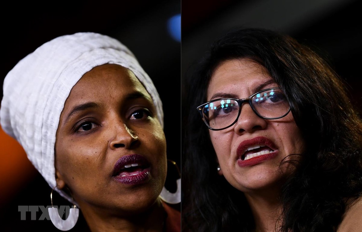 Hai nữ nghị siỹ đảng Dân chủ Mỹ Ilhan Omar - trái và Rashida Tlaib - phải. (Ảnh: AFP/TTXVN)