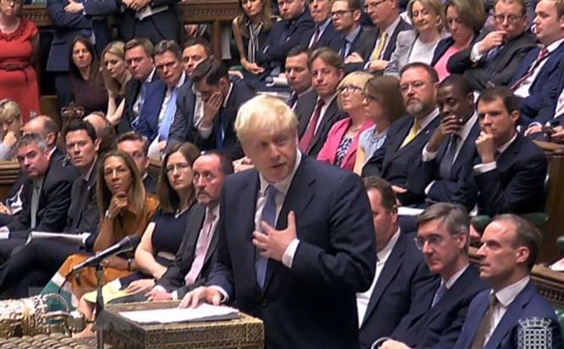 Thủ tướng Anh Boris Johnson (phía trước) phát biểu trong phiên họp Quốc hội ở London. (Nguồn: AFP/TTXVN)