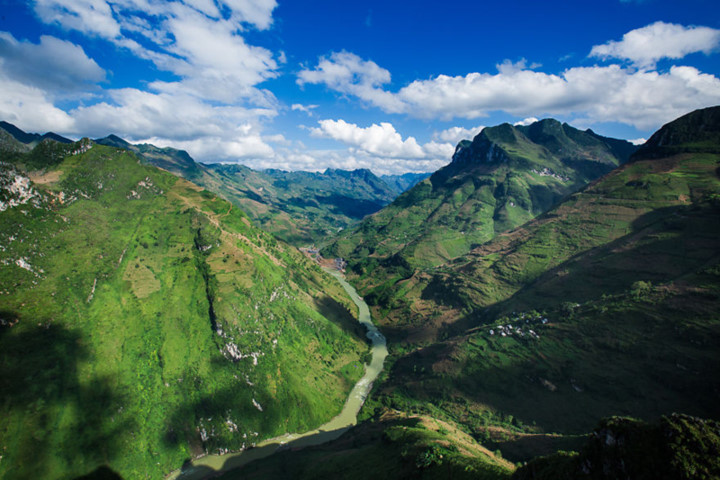 Towering mountains either side of the Ma Pi Leng pass in Ha Giang province.