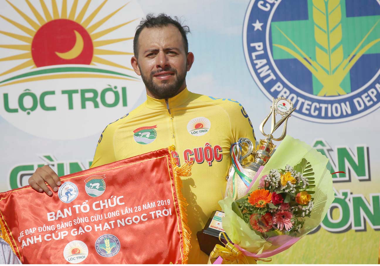 Giải xe đạp đồng bằng sông Cửu Long: Tay đua CLB Ynghua Đồng Nai đoạt áo vàng lẫn áo xanh