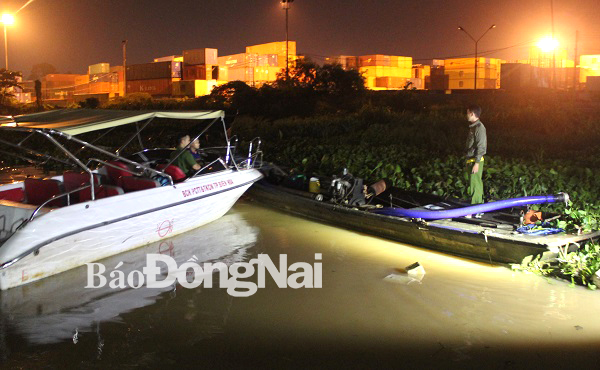 Tiếp tục phát hiện, bắt giữ ghe hút cát lậu trên sông Đồng Nai