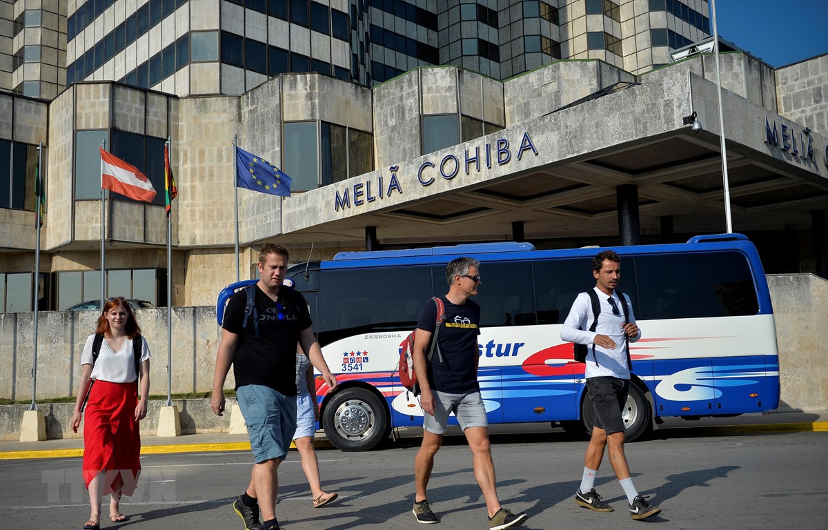 Khách du lịch thăm quan thủ đô La Habana, Cuba. (Ảnh: AFP/TTXVN)