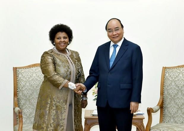  Prime Minister Nguyen Xuan Phuc (R) and South African Minister of Defence and Military Veterans Nosiviwe Noluthando Mapisa-Nqakula