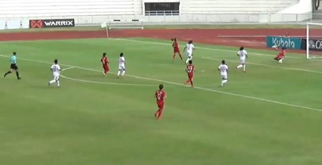 The first semi-final match of the ASEAN Football Federation Women’s Championships between Vietnam (red) and the Philippines (Source: bongdanet.vn)