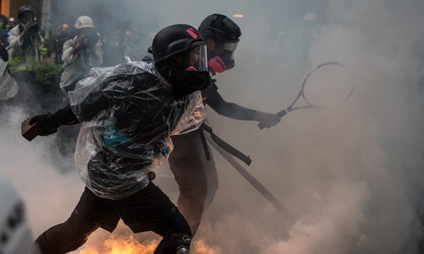 Người biểu tình đụng độ với cảnh sát ở khu Tsuen Wan. (Nguồn: Reuters)